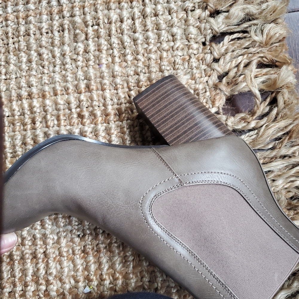 Tan color boots size 10 women's New with 3 inch high chunky heels by Lil… - Picture 3 of 6